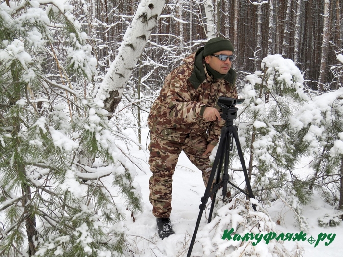 На фото автор обзора в зимнем лесу тестирует ботинки