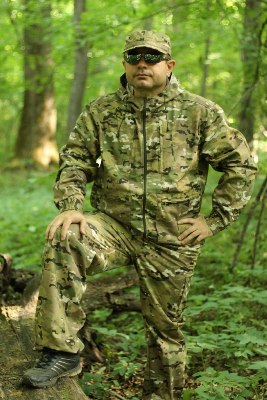 На фото человек в костюме «Тактика-2» в летней лесной локации.