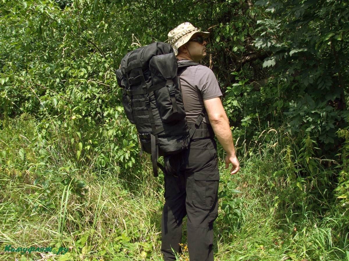 На фото турист с рюкзаком КЕ-65 за плечами.