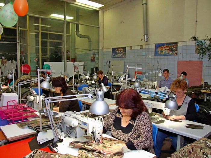 Производственное помещение, в котором выполняется пошив камуфлированной одежды и снаряжения.